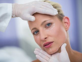 Evaluarea conturului facial al unei paciente înaintea unui tratament de volumetrie facială