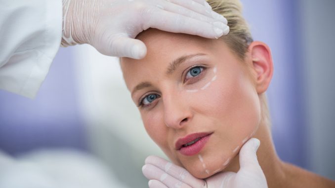 Evaluarea conturului facial al unei paciente înaintea unui tratament de volumetrie facială